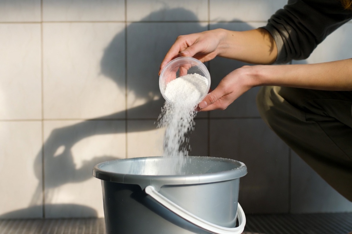 Dodavanje soli u vodu za pranje podova: čemu služi i zašto se preporučuje? – image 3