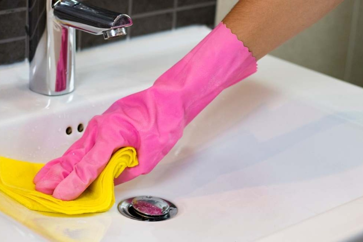 Zbogom žutim mrljama na lavabou: Tehnika za uklanjanje tvrdokornog kamenca i vraćanje bele boje bez oštećenja slavina – image 4