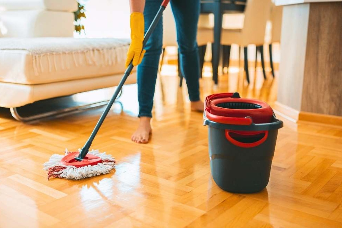 Čist i sjajan parket kao prvog dana: proizvod u kanti za brisanje zbog kojeg će pod sijati već nakon prvog poteza – image 4