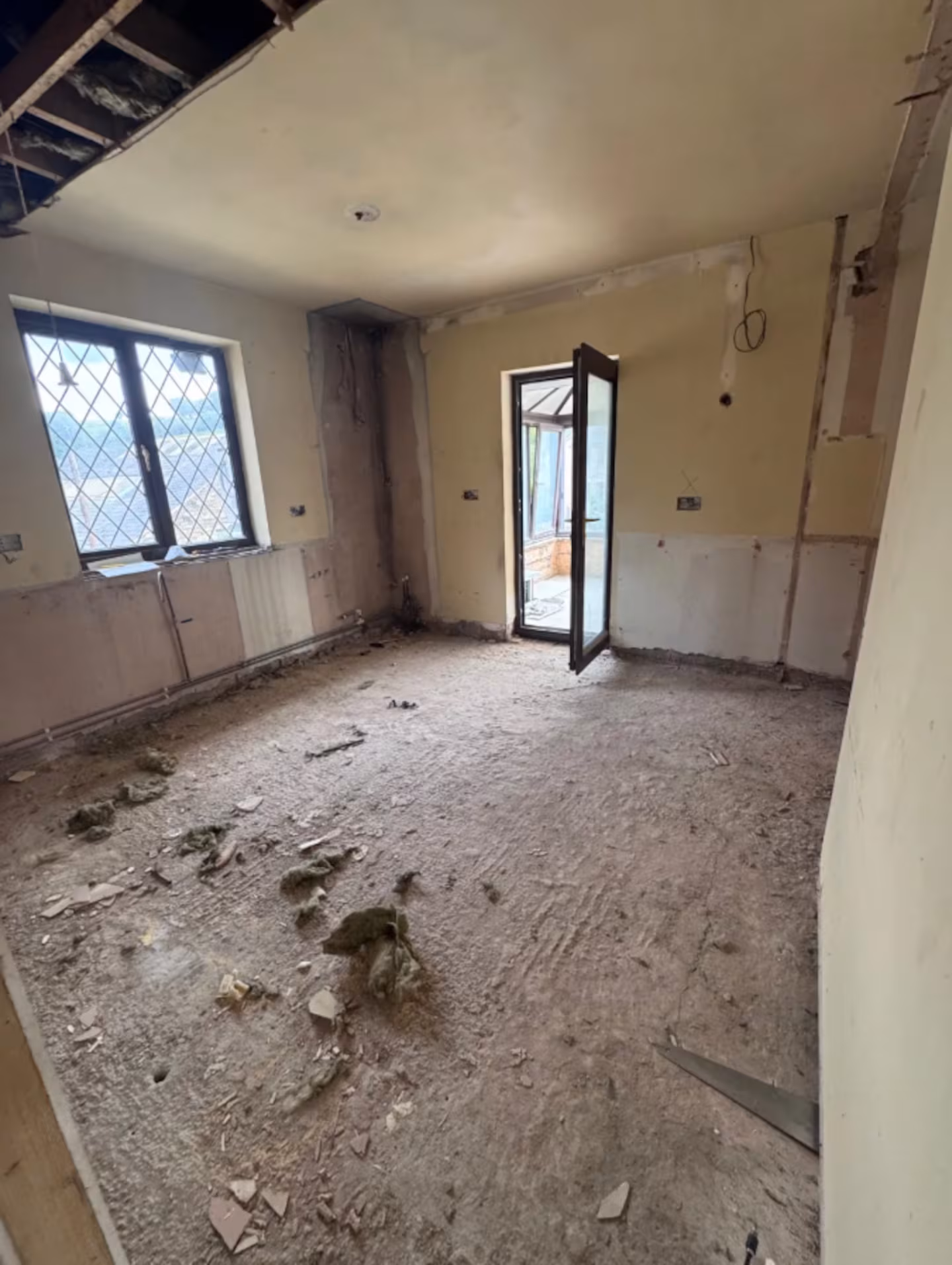 Renovirali su napušteni auto-salon, potrošili 230.000 € i sada je to kuća njihovih snova – image 4