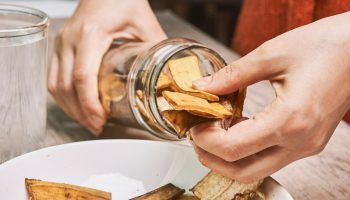 Mescolare buccia di banana e aceto: a cosa serve e perché è consigliabile farlo
