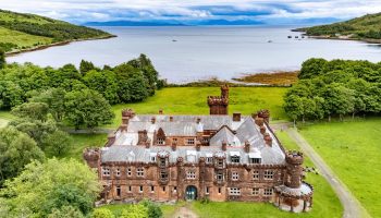 Acest castel european, „înghețat în timp”, este scos la vânzare la un preț de peste 1 milion de dolari americani.