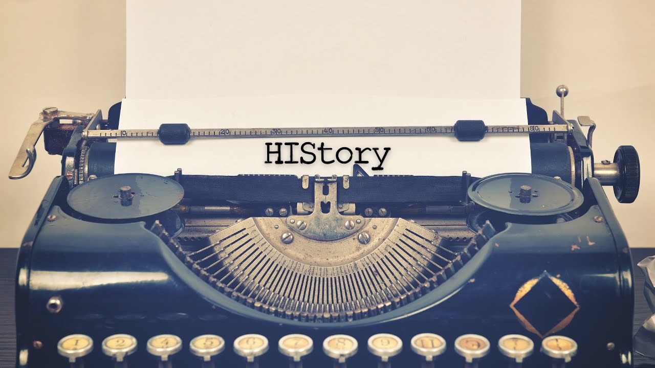 Vintage pisaća mašina kao ukras u dnevnoj sobi