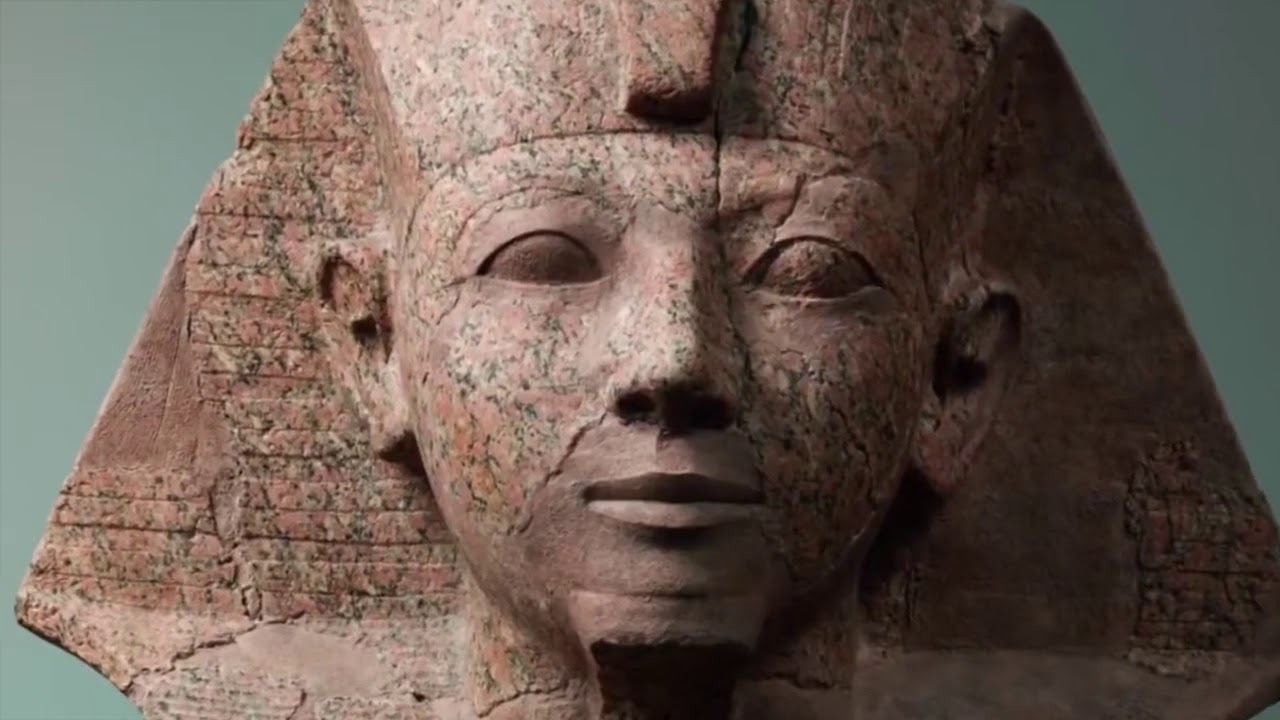 Reljefni prikaz djevojčice s guskom u sklopu skulpture