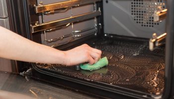 Această metodă casnică vă va curăța cuptorul fără substanțe chimice. Aveți nevoie doar de două ingrediente ieftine din bucătăria dumneavoastră.