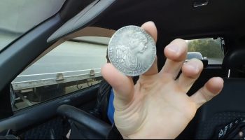 Fiți atenți dacă vedeți o monedă în mânerul ușii mașinii: ar putea fi o înșelătorie.