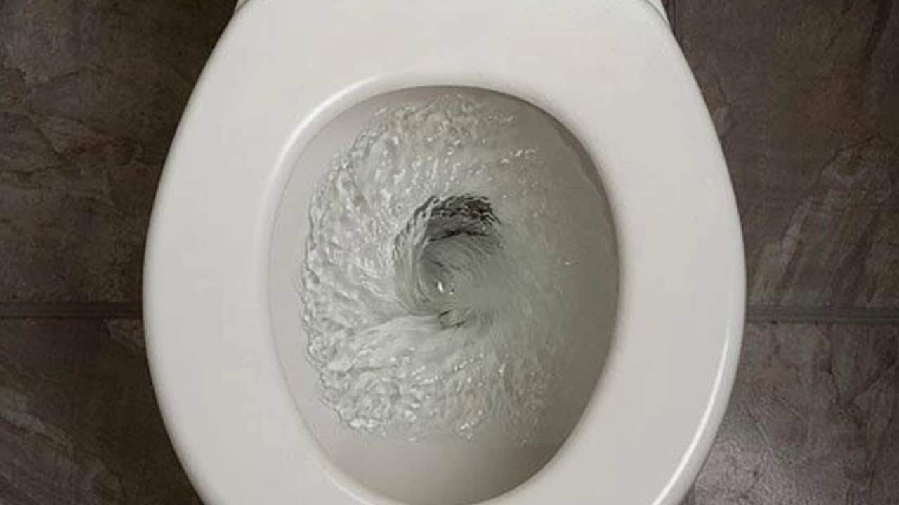 Čišćenje WC šolje alkoholnim sirćetom