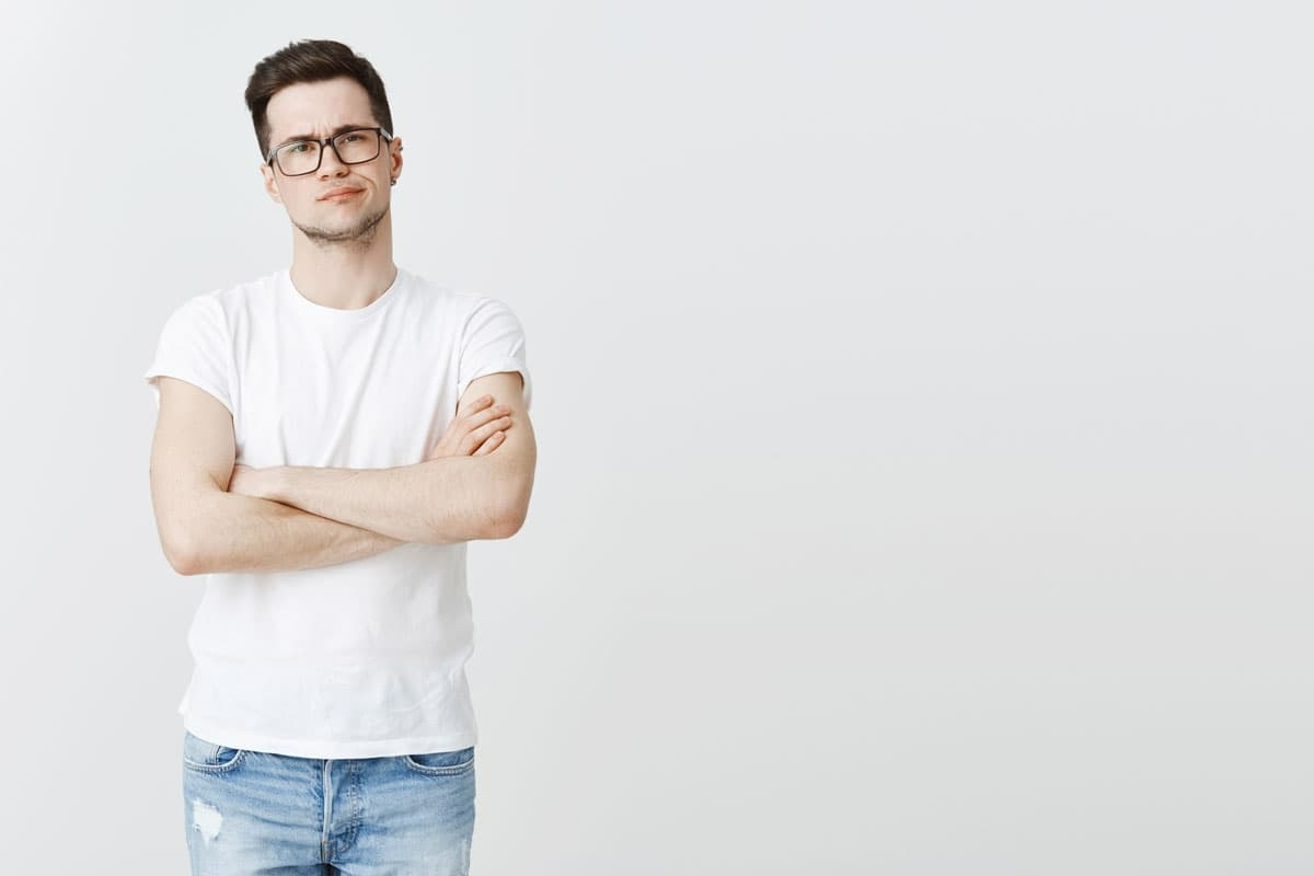 Što znači prekrižiti ruke dok slušate, prema psihologiji?