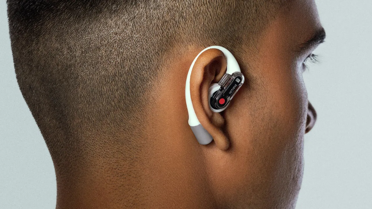 Procurele informacije opisuju OpenAI-jev fizički uređaj – slušalice koje se nose iza ušiju