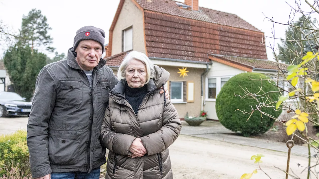Fiul își evacuează mama în vârstă de 99 de ani din casa pe care ea însăși a construit-o: el a cumpărat terenul pe care se afla casa și a vrut să o ia sub tutela sa.