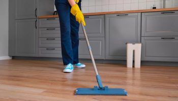 Pavimenti in parquet puliti e brillanti come all’inizio: il prodotto nel secchio del mocio per riflettere la luce con una sola passata