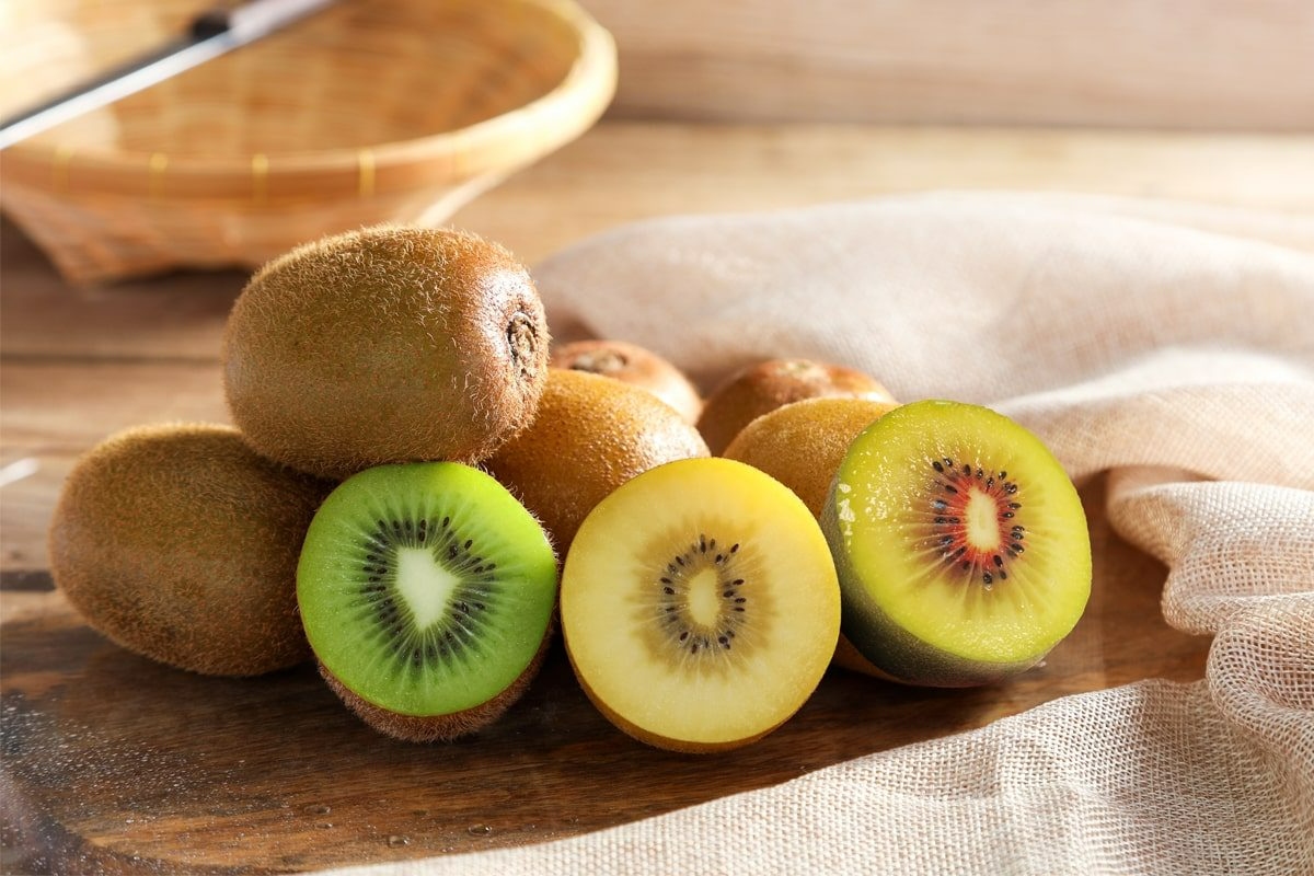 Perché i ricercatori raccomandano di mangiare due kiwi al giorno e quali sono gli effetti sulla salute della pelle, dell’intestino e del sistema cardiovascolare