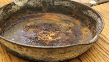 Come pulire una padella quando il lavaggio normale non funziona