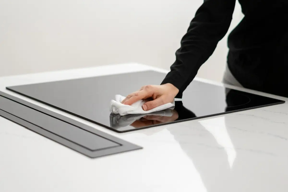 Ogrebotine na keramičkoj ploči za kuhanje. Prijatelj koji radi u trgovini elektronikom i kućanskim aparatima savjetovao mi je što da radim.