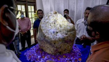 È stato scoperto lo zaffiro più grande del mondo e ora si contendono l’eredità della fortuna che rappresenta