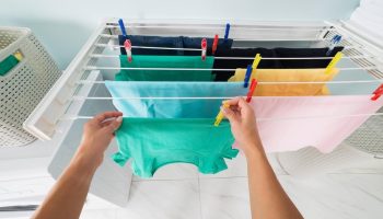 Experții sunt de acord: „Pentru a usca hainele acasă în zilele ploioase, este suficient un mâner de mop și un încălzitor”.