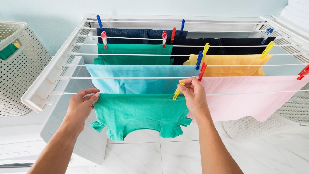 Experții sunt de acord: „Pentru a usca hainele acasă în zilele ploioase, este suficient un mâner de mop și un încălzitor”.