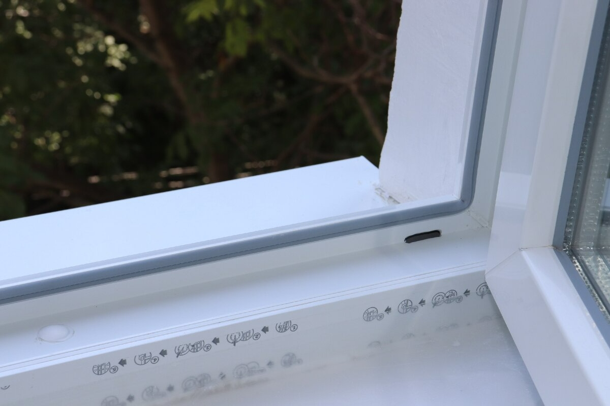 Kako zabrtviti PVC prozor uz prozorsku klupčicu za topliji dom?