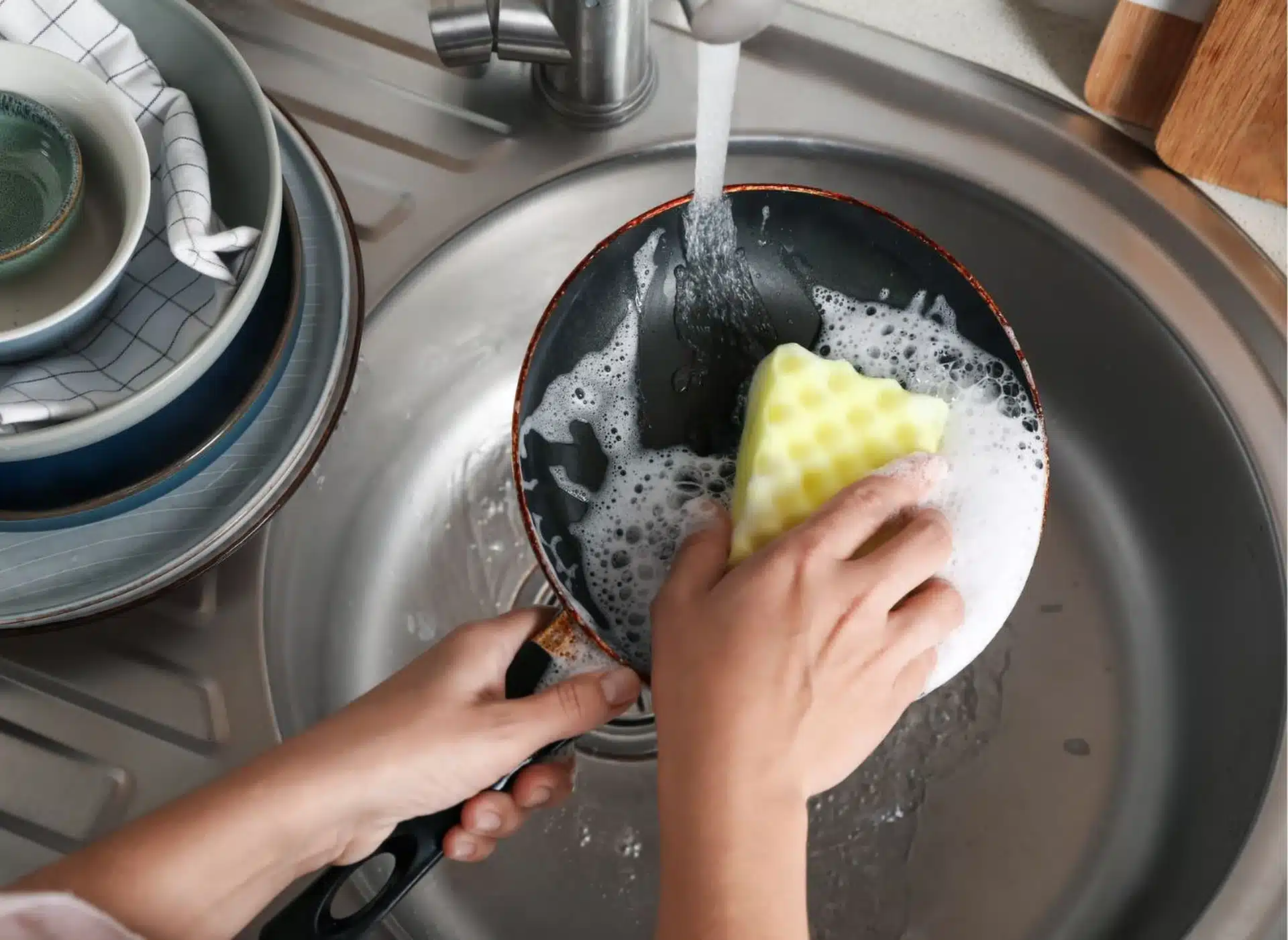 Zagorjela tava bit će savršeno čista za nekoliko minuta. Pomiješajte 4 sastojka i ostavite ih na dnu.