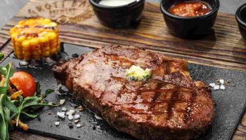 V takom prípade nie je potrebné mäso solit. Inak bude po vyprážaní tvrdé ako podrážka topánky.