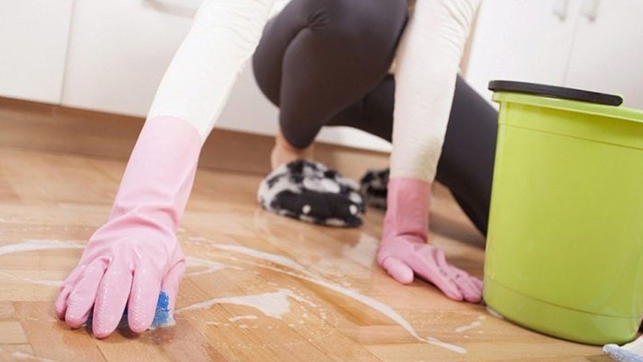 Čisti i sjajni drveni podovi sa samostalno napravljenom mješavinom za čišćenje podova: reflektiraju svjetlost kao prvog dana nakon prvog pranja.