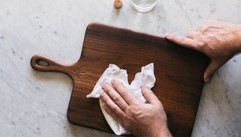 Ako vyčistiť dosky na krájanie octom, aby voňali sviežosťou a vyzerali ako nové