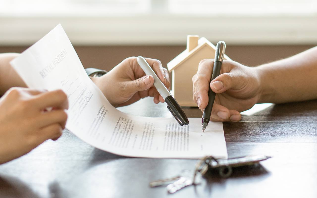 Legea privind închirierea locuințelor este caducă | Chiriașii pot depune o plângere în instanță dacă ceva lipsește din apartament, iar proprietarul nu va putea rezilia contractul; aceștia vor trebui chiar să achite datoria.