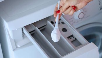 Raz za mesiac nalejte tento prostriedok do práčky. Vďaka tomu bude ohrievač pracovať tichšie.