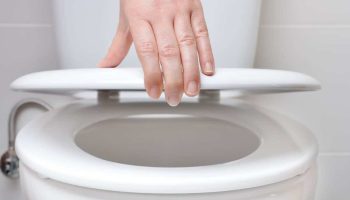 Má byť viečko záchodovej misy zdvihnuté alebo sklopené?