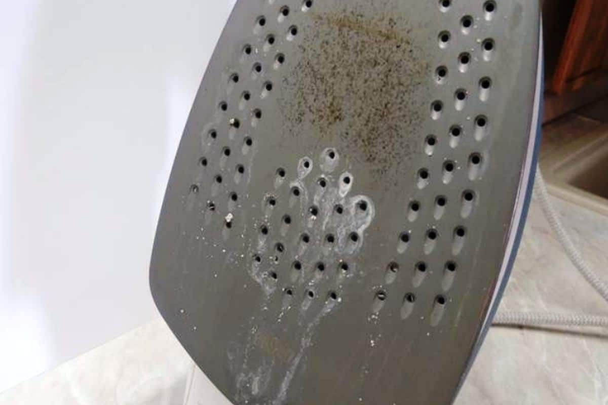 Kako očistiti zagorjelu peglu s crnim mrljama i vratiti joj prvobitni izgled.