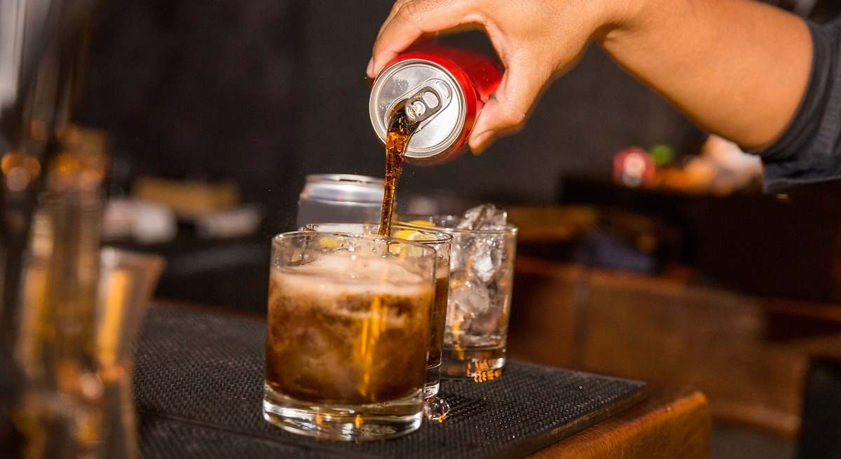 Koliko šalica kave sadrži jedna boca Coca-Cole?