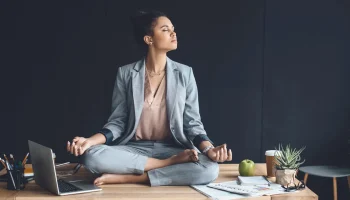 Mikä on mushin: japanilaisen kirjailijan suosittelema käytäntö, jonka avulla voi säilyttää rauhallisuuden stressaavissa tilanteissa.