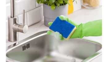 Málokto to vie, ale vlhká špongia v mikrovlnke je jedným z najužitočnejších domácich tipov.