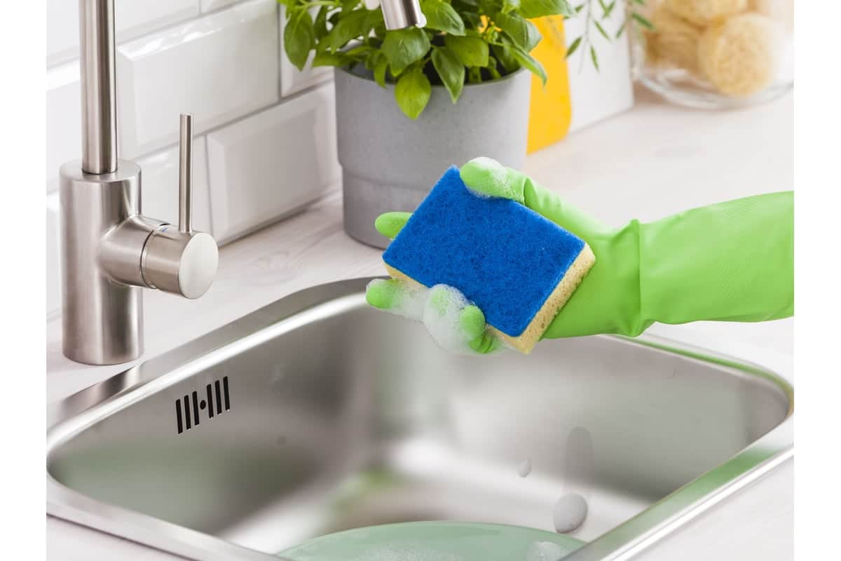 Málokto to vie, ale vlhká špongia v mikrovlnke je jedným z najužitočnejších domácich tipov.