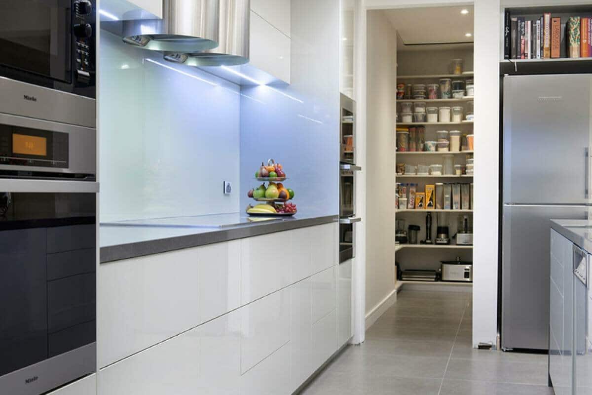 Zbogom ormari: trend 2026. koji će organizirati vašu kuhinju i vizualno povećati njen prostor.