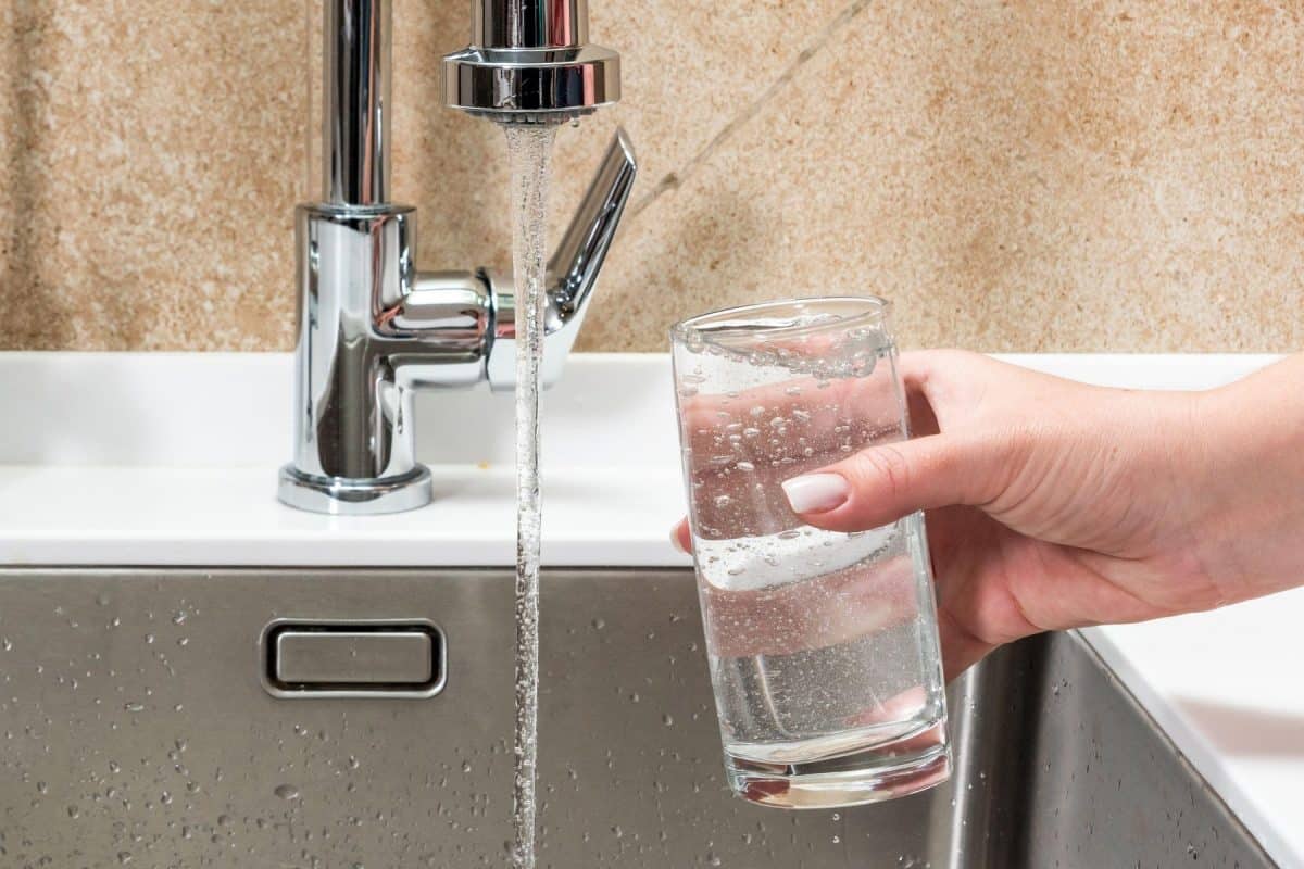 Uvijek stavite čašu na papirnati ubrus u umivaoniku prije nego izađete iz kuće: kad saznate zašto, uvijek ćete to činiti.