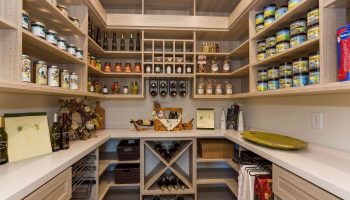 Zbohom, skrine: trend roku 2026, ktorý zorganizuje vašu kuchyňu a opticky zväčší jej priestor.