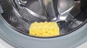 Vložte špongiu na umývanie riadu do práčky: prečo prekvapivo veľa ľudí prisahá, že používa tento jednoduchý trik