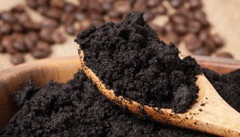 Stačí jedna lyžica: práve preto čoraz viac ľudí vylieva kávovú usadeninu do záchoda.