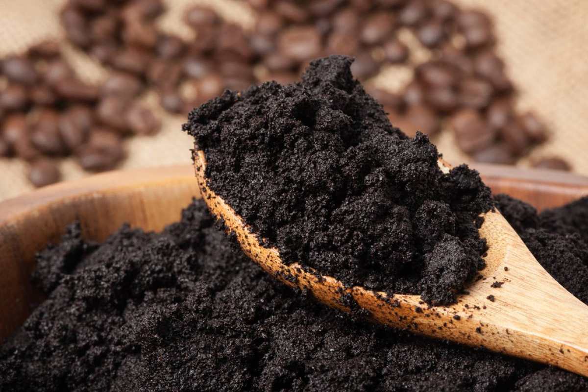 Stačí jedna lyžica: práve preto čoraz viac ľudí vylieva kávovú usadeninu do záchoda.