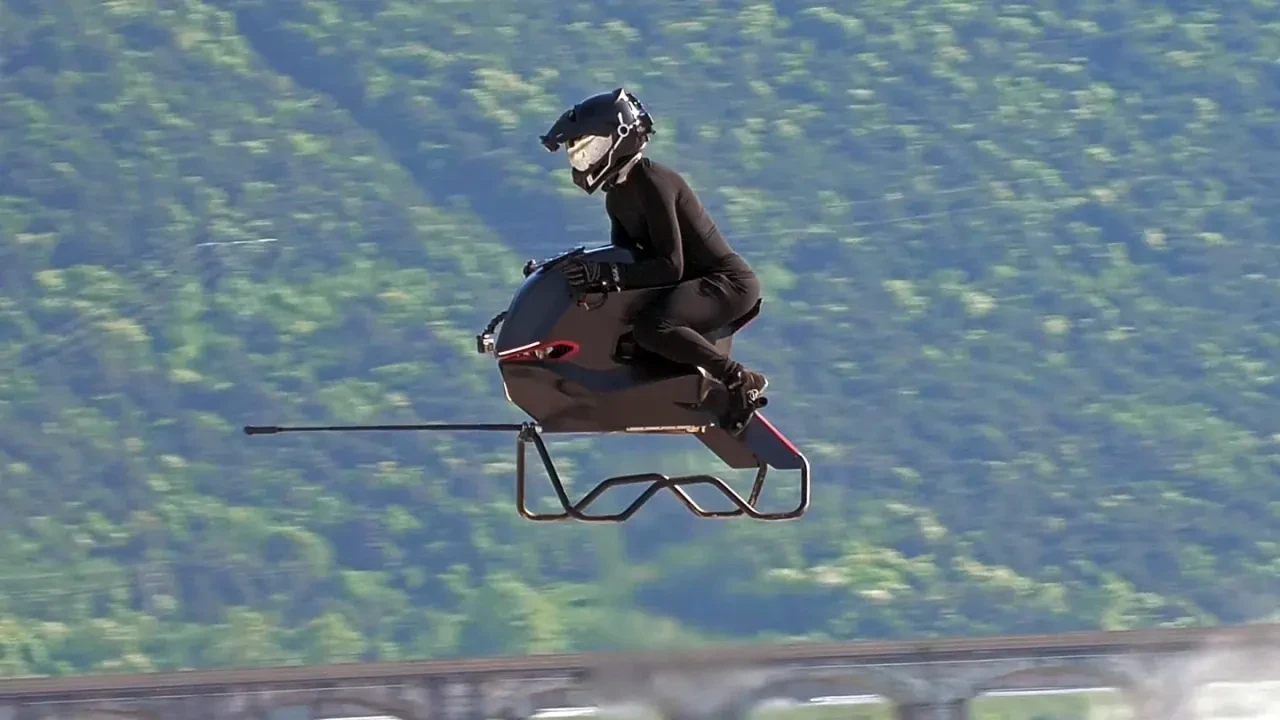 Leteći motocikl već je tu: težak je samo 40 kilograma i može postići brzinu do 200 kilometara na sat.