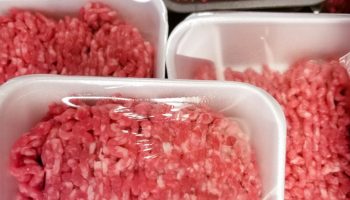 Mnogi ljudi ne obraćaju pažnju na ovo. Meso u takvoj ambalaži nije pogodno za konzumaciju.