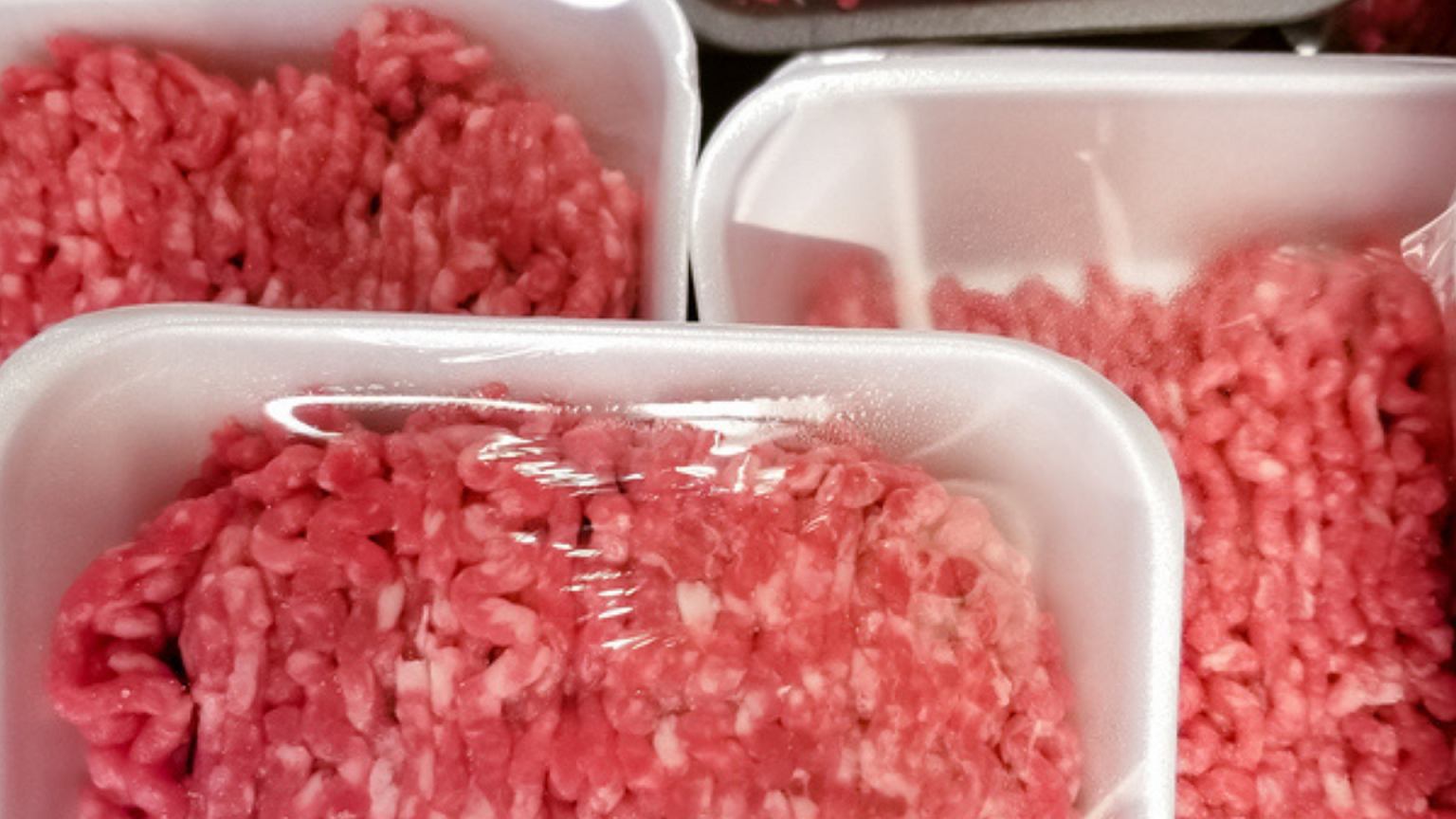 Mnogi ljudi ne obraćaju pažnju na ovo. Meso u takvoj ambalaži nije pogodno za konzumaciju.