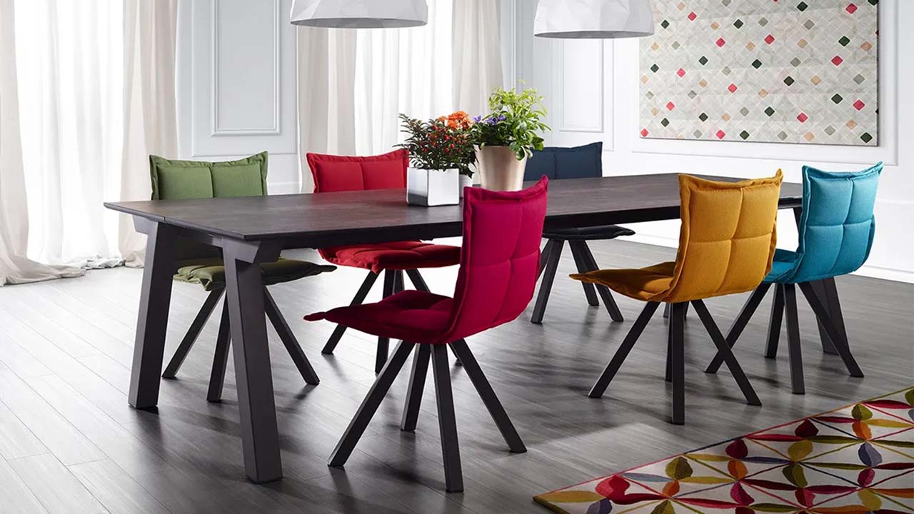 Zbogom, stolice za blagovaonicu: europski trend koji će osvojiti dizajn interijera 2026. godine.