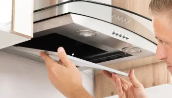 Už nemusíte čistiť odsávač pár kefou: stačí nastriekať „tento prostriedok“ a tuk sa sám odstráni.