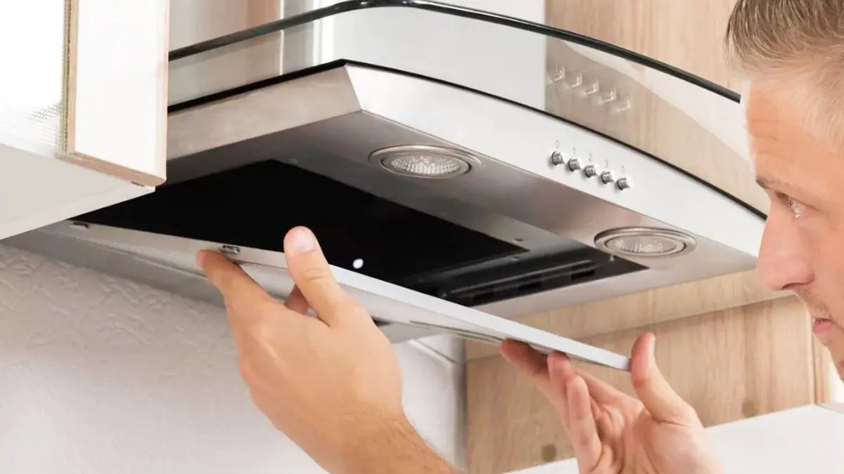 Už nemusíte čistiť odsávač pár kefou: stačí nastriekať „tento prostriedok“ a tuk sa sám odstráni.