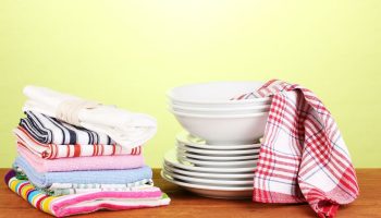 Stačí ich večer namočiť a ráno nebudete veriť vlastným očiam: kuchynské utierky budú ako nové.