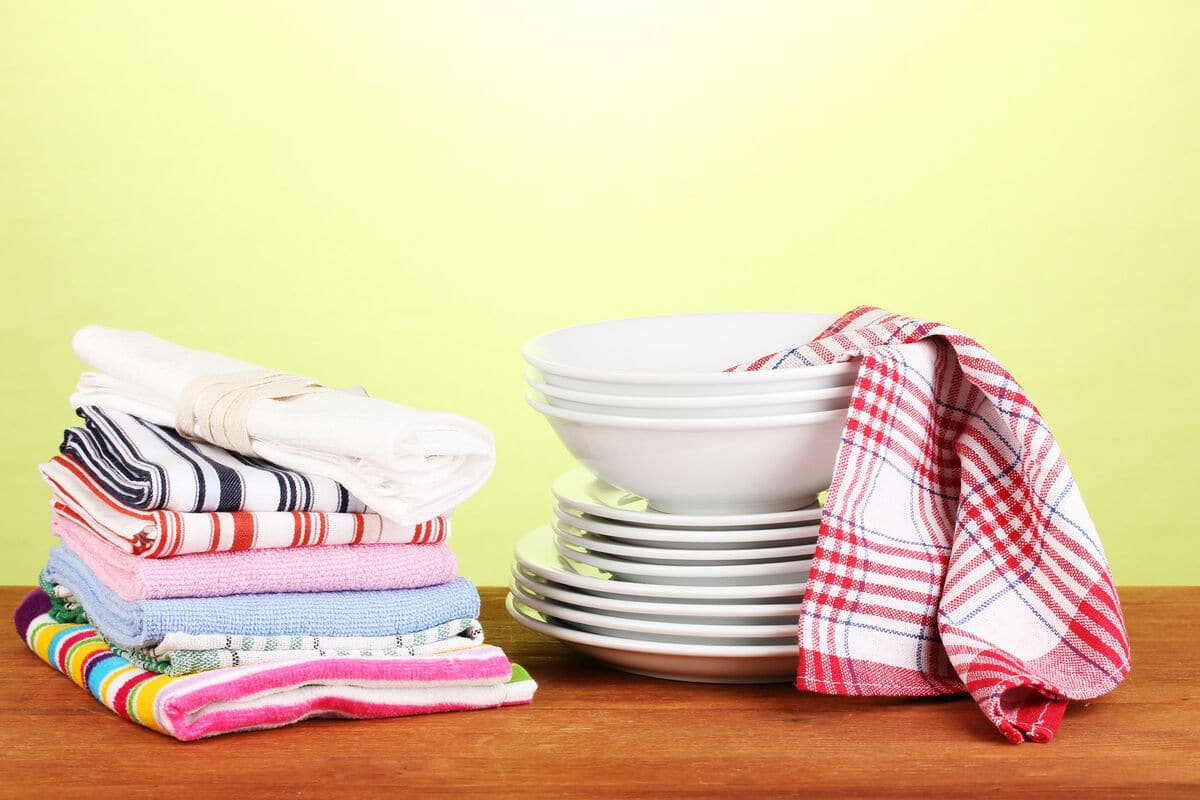 Stačí ich večer namočiť a ráno nebudete veriť vlastným očiam: kuchynské utierky budú ako nové.