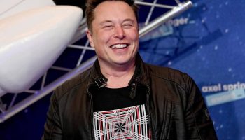 Musk má nové problémy: jeho zamestnanci nechcú odísť do „technologického kláštora“ po megafúzii SpaceX a xAI.