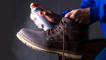 Meine Großmutter hat ihre Schuhe so von Salz befreit. Eine kleine Menge reicht aus, damit Ihre Winterschuhe wie neu aussehen. Hausmittel gegen unschöne weiße Flecken auf Schuhen